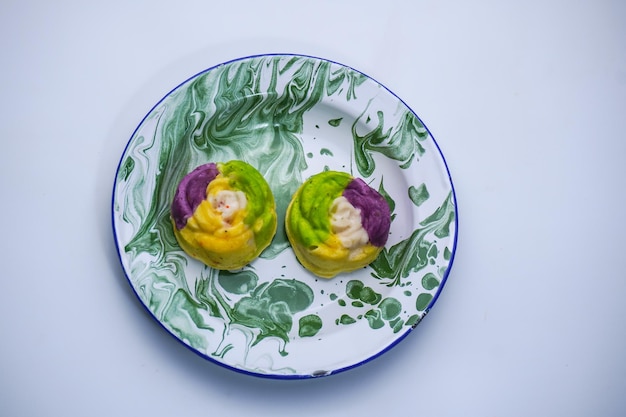 Kolorowe talerze z potrawami